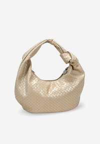 Bolso de cuero trenzado beige con un asa anudada, forma suave y textura lisa. Presenta un cierre de cremallera y un brillo sutil.