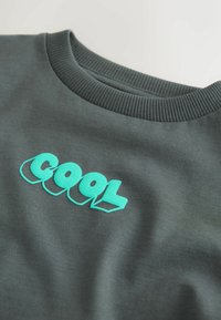 Unausgewählt, charcoal grey cool slogan