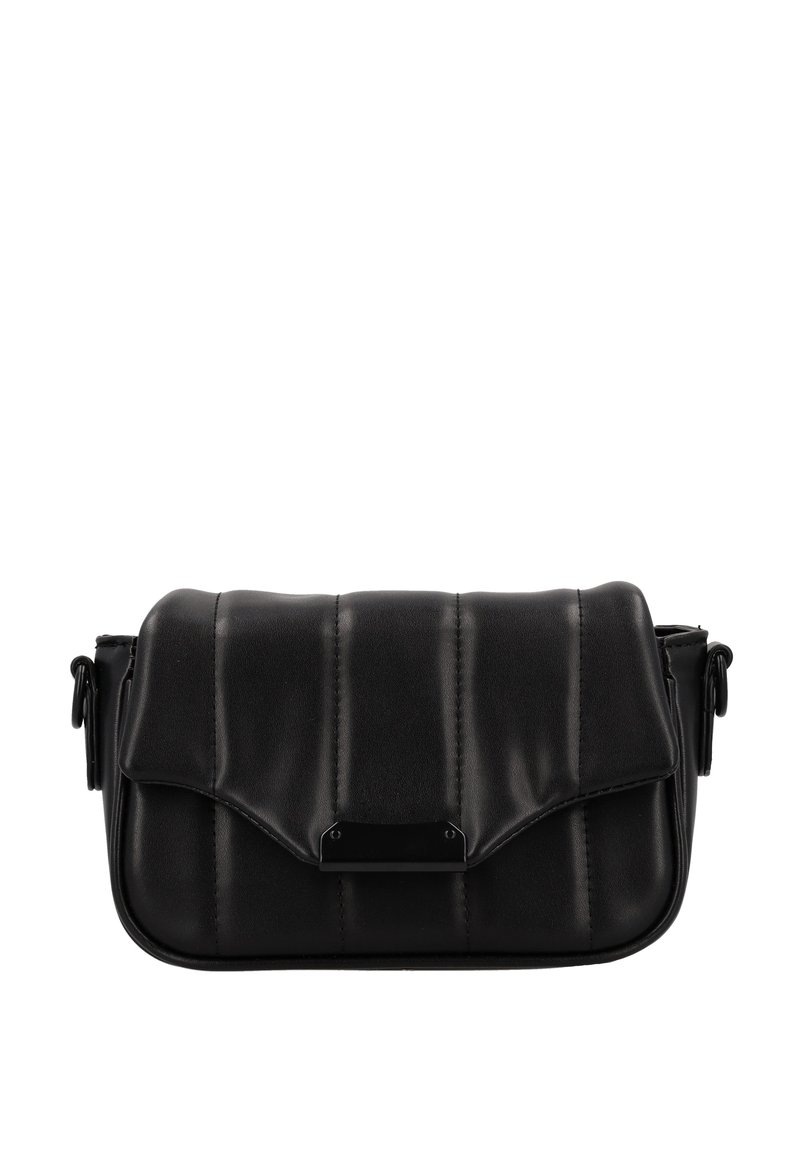 Sort quiltet crossbody taske med klaplukning, fremstillet af glat lædermateriale, med en blank accent og justerbar rem.