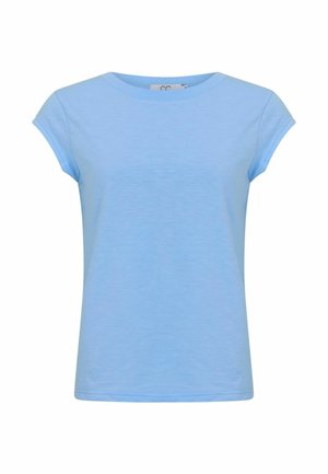 Lyseblå t-shirt med korte ærmer og rund hals, let figursyet med en subtil tekstur på en ensfarvet hvid baggrund.