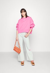 Nike Sportswear CREW - Camisola - pinksicle