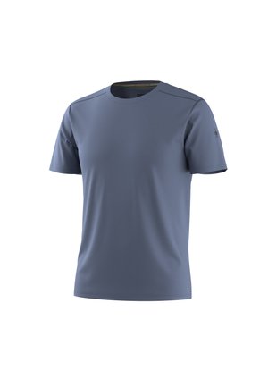 T-shirt de sport bleu à manches courtes et col rond, avec un logo discret sur la manche gauche et une petite étiquette près de l'ourlet du côté droit.