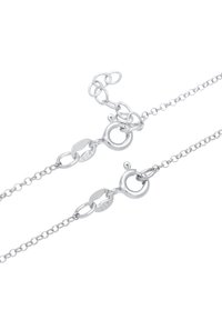 Bracciale in argento sterling con un design a maglia fine, dotato di un sicuro gancio a molla e doppio anello per una taglia regolabile.