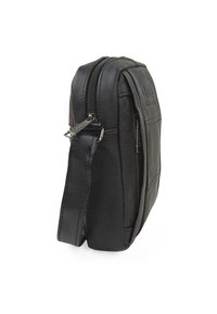 Bolso cruzado de cuero negro con un acabado texturizado, cierre de cremallera y correa ajustable. Presenta una forma rectangular y un diseño minimalista.