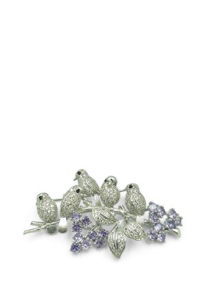 Spilla d'argento con cinque uccelli appollaiati su rami, decorata con cristalli trasparenti e grappoli di piccoli fiori di pietre preziose viola.