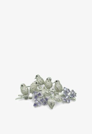 Spilla d'argento con cinque uccelli appollaiati su rami, decorata con cristalli trasparenti e grappoli di piccoli fiori di pietre preziose viola.