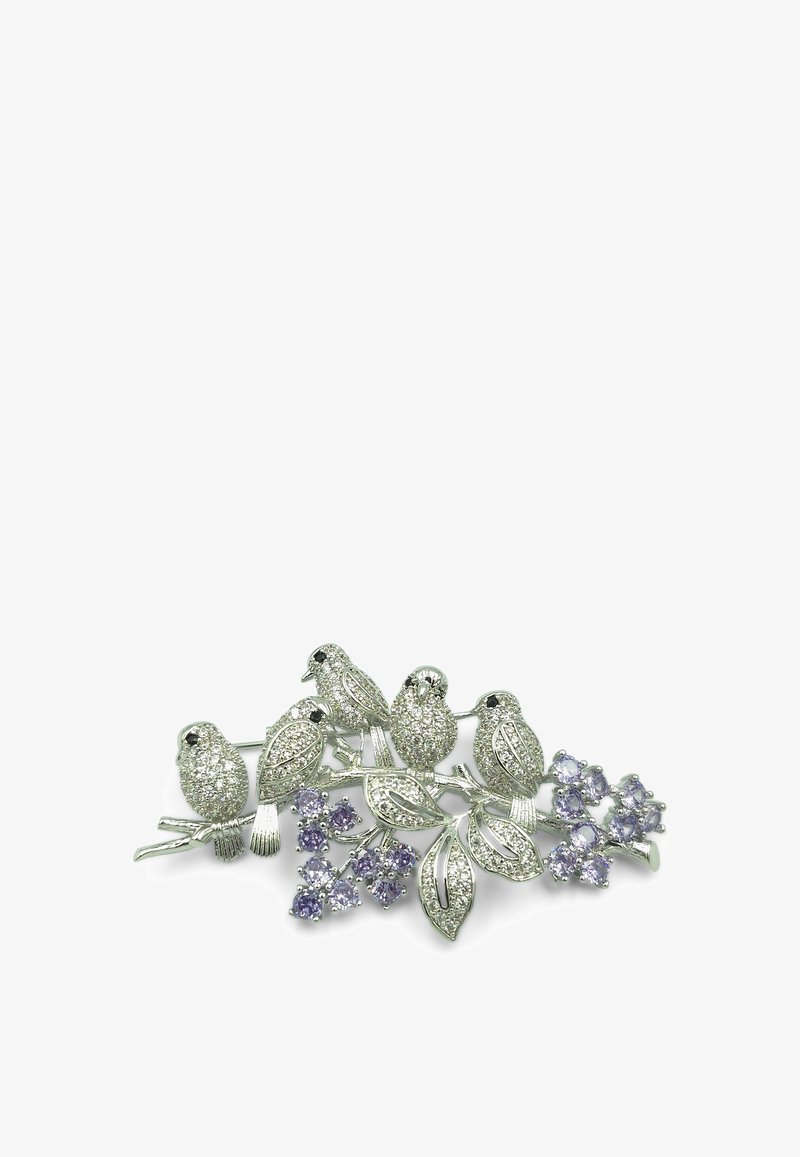 Broche en argent avec cinq oiseaux perchés sur des branches, décorée de cristaux clairs et de grappes de petites fleurs en pierres précieuses violettes.