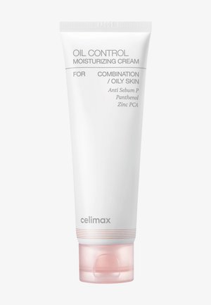 Tubo blanco de crema hidratante Celimax con control de grasa para piel mixta o grasa, con tapa translúcida rosa.