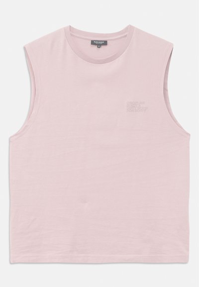 Lys rosa ermeløs t-skjorte laget av myk bomull. Har rund hals og subtile prekede detaljer med logo på forsiden. Glatt tekstur.