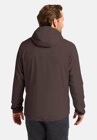 Veste imperméable marron avec capuche, conçue avec une texture lisse et des manches longues. Présente une coupe simple et épurée sans matériel visible.