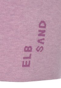 Hellblau gestrickter Stoff mit subtiler Textur, auf dem das Wort "SAND" in einer kontrastierenden dunkelblauen Schriftart am unteren Rand dargestellt ist.