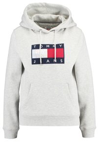 Sudadera ligera color gris hecha de una mezcla de algodón. Cuenta con un bolsillo frontal, puños acanalados y un logotipo gráfico en azul marino, rojo y blanco. Capucha con cordón ajustable.