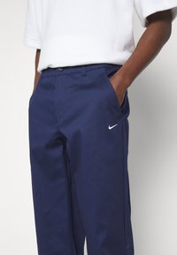 Nike Sportswear PANT  - Kalhoty - midnight navy/(white)