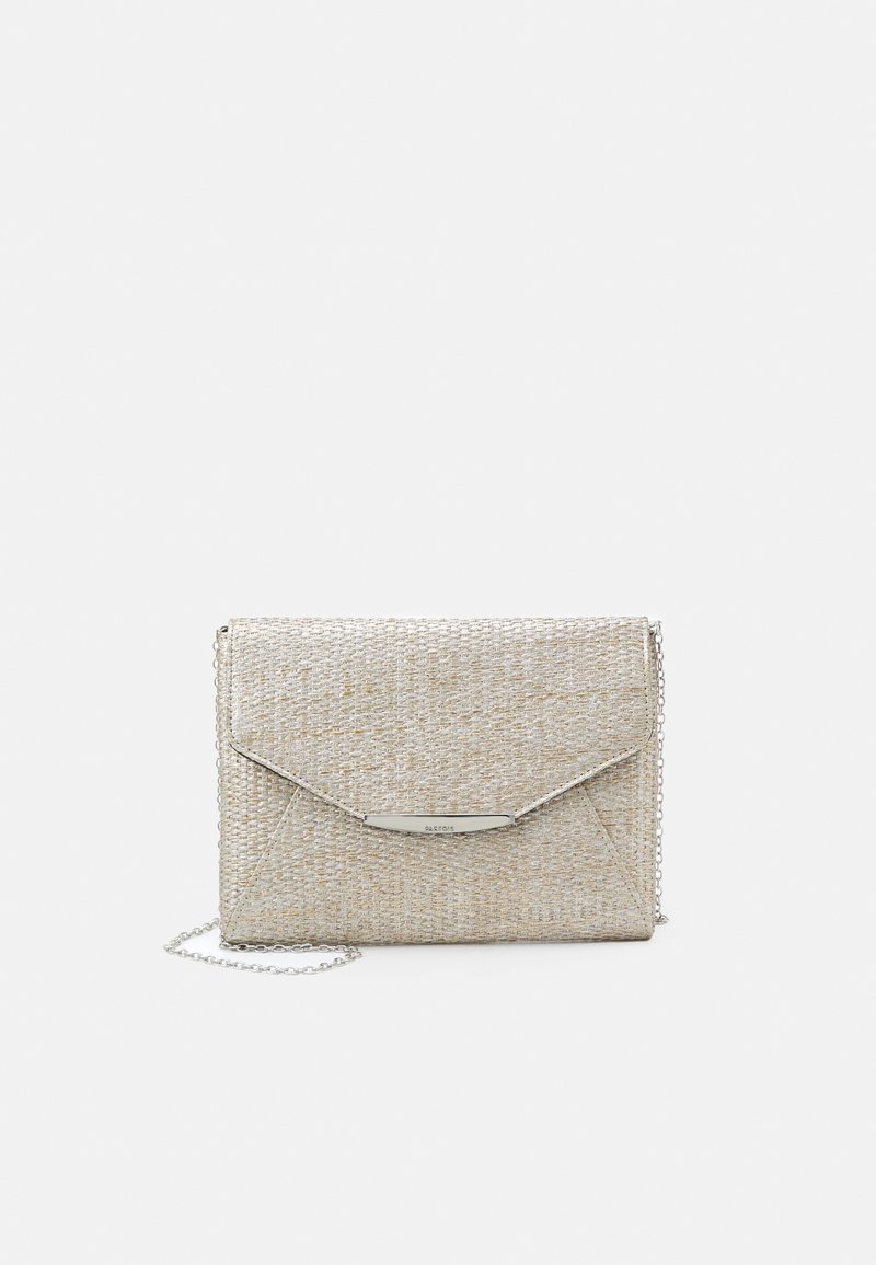 Bolso de mano metálico tejido en tonos dorado y plateado. Presenta una forma de sobre, correa de cadena y un elegante acento metálico en la parte delantera.