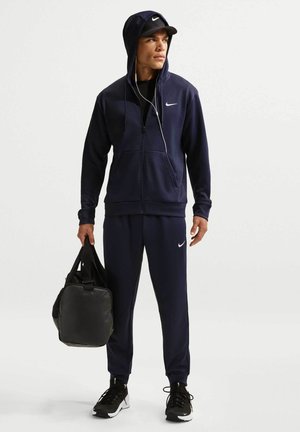 - Spodnie treningowe