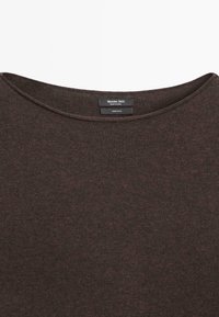 Maglione marrone in 100% lana con ampia scollatura rotonda. Texture liscia, nessun motivo o dettaglio visibile, design semplice. Etichetta visibile all'interno della scollatura.