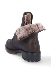 Bota de cuero marrón con un cuello de piel sintética, suela robusta y detalles de costura. La vista trasera muestra el forro de piel y la forma de la bota.