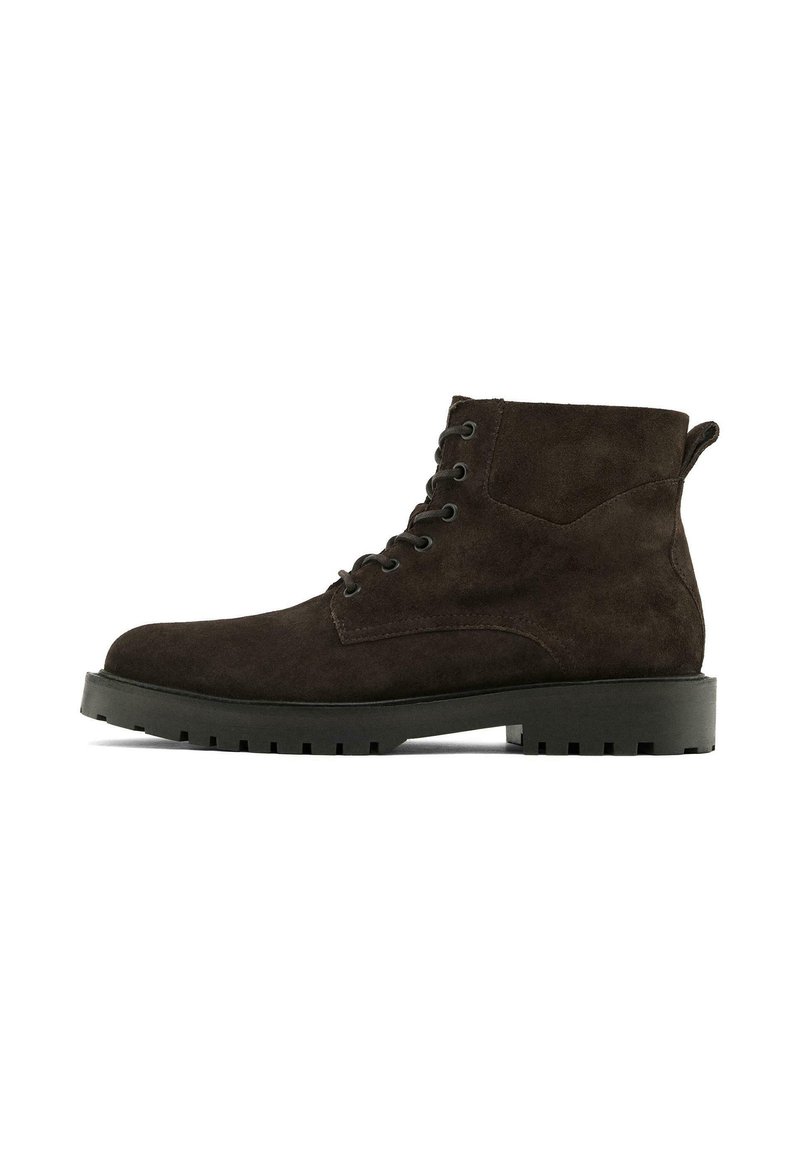 Stivale alla caviglia in suede marrone scuro, con punta rotonda, lacci davanti e suola in gomma con battistrada prominente per la trazione.