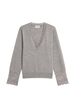 Pull gris avec un col en V, mettant en avant des bordures en dentelle au niveau de l'encolure et des manches évasées. Texture douce avec des accents en dentelle détaillés sur les poignets.
