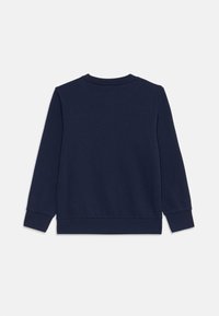 Felpa blu navy con maniche lunghe, polsini e orlo a costine, scollo rotondo e texture liscia e morbida. Vista posteriore.