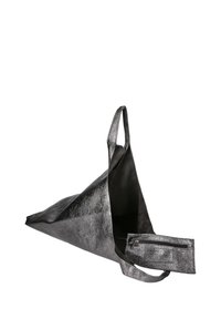 Zwarte leren tas met een driehoekige vorm, gladde textuur en twee korte handvatten. Heeft een binnenvak met rits.