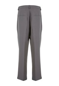 Pantalones grises con un diseño de pierna recta, textura suave, dos bolsillos traseros y una cintura con una trabilla para el cinturón.