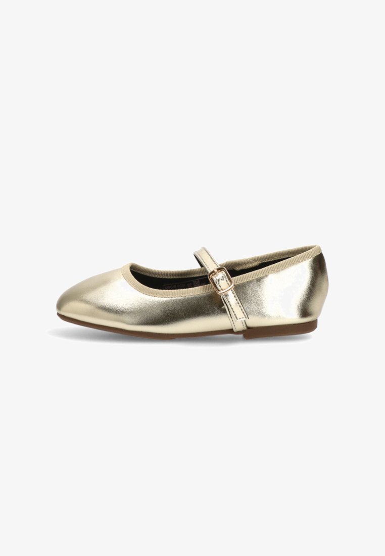 Bailarina metálica dorada con punta redonda, cuello elástico y una sola correa en el empeine con una hebilla rectangular.