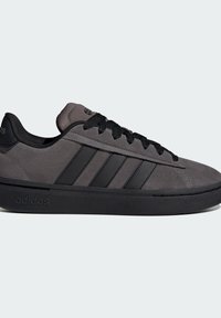 Szare zamszowe sneakersy z trzema czarnymi paskami, czarnym sznurowaniem i gumową podeszwą. Minimalistyczna sylwetka z wyprofilowanym kołnierzem.