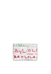 Porte-carte en vinyle transparent avec une finition texturée. Présente un lettrage graphique coloré en rouge, rose et vert. Design rectangulaire mince.