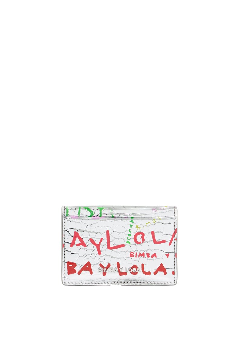Porte-carte en vinyle transparent avec une finition texturée. Présente un lettrage graphique coloré en rouge, rose et vert. Design rectangulaire mince.
