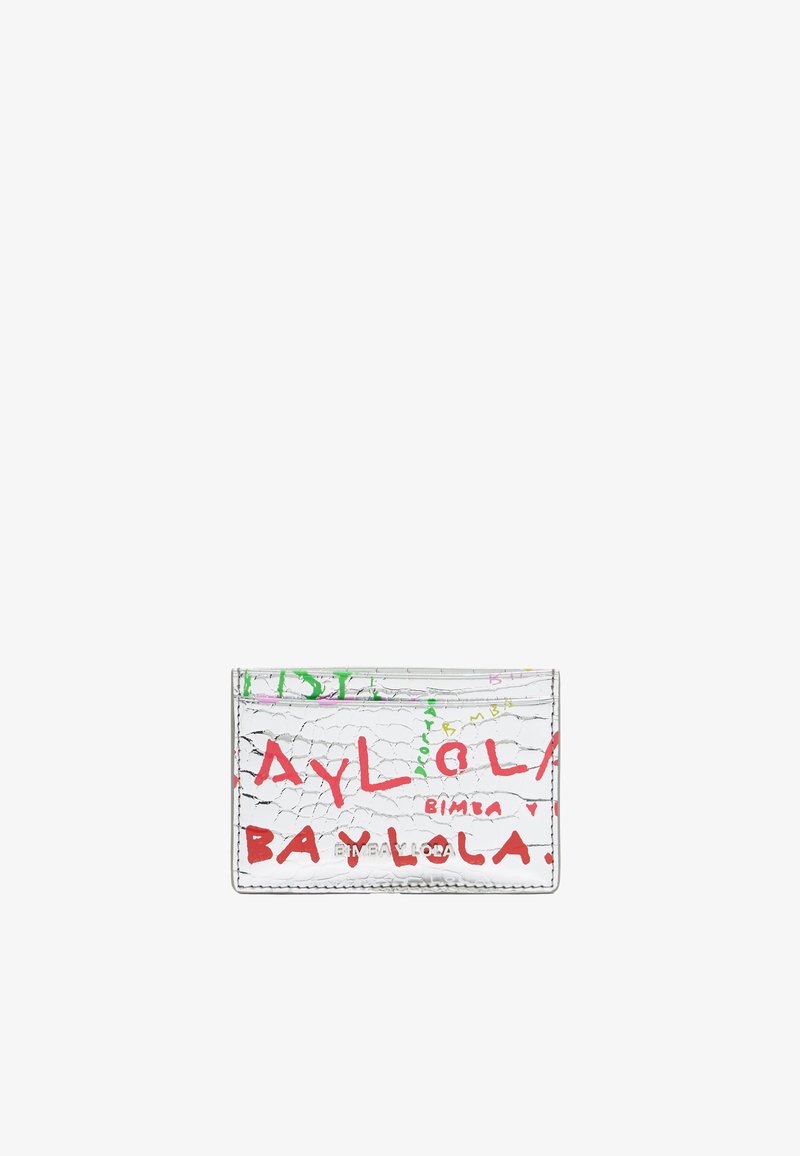 Porte-carte en vinyle transparent avec une finition texturée. Présente un lettrage graphique coloré en rouge, rose et vert. Design rectangulaire mince.