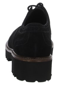 Scarpe in suede nero con punta tonda, dettagli brogue e suola in gomma robusta. Presentano una chiusura con lacci e bordi cuciti.