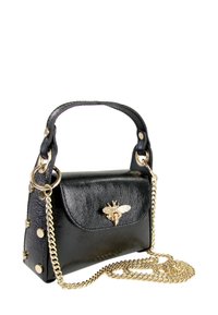 Schwarze Lederhandtasche mit einem goldenen Bienenornament auf der Vorderseite, Kettenriemen und goldenen Nieten an den Seiten. Kompaktes, strukturiertes Design.