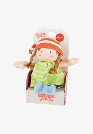 Bambola morbida con trecce marroni, che indossa un cappello a righe arancioni e bianche, un vestito a righe verdi e scarpe blu. Accento a forma di cuore verde sul vestito.