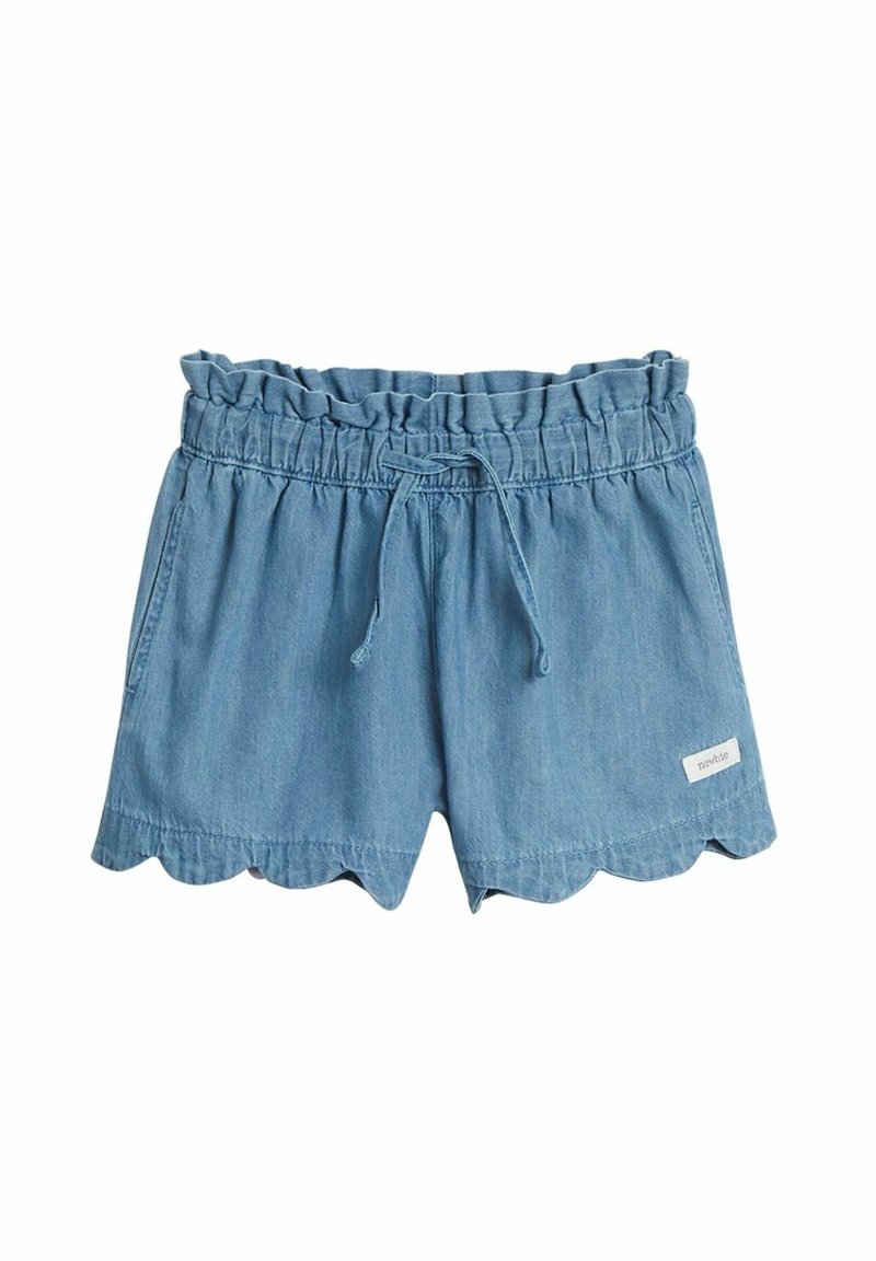 Denim shorts met een gekartelde zoom, elastische tailleband en trekkoord. Bevat lichtblauwe stof en twee zijzakken.