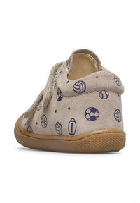 Calzature per bambini con tomaia in suede beige, caratterizzate da motivi di palloni sportivi blu, suola in gomma testurizzata e design a bassa altezza.