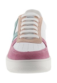 Vit och rosa sneaker med mockadetaljer, texturerad gummisula, perforerat tåsko och kontrasterande turkos zigzagdetalj på sidan.