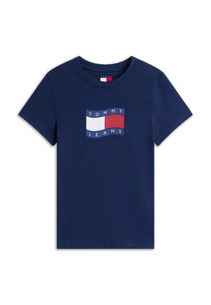 Μπλε σκούρο κοντομάνικο T-shirt με κεντρικό λογότυπο Tommy Jeans που απεικονίζει μια κυματιστή σημαία σε κόκκινο, λευκό και μπλε.