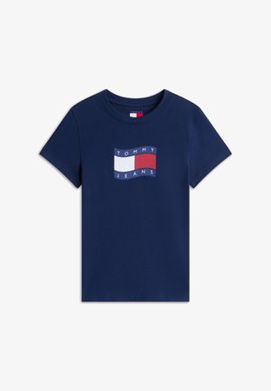 Μπλε σκούρο κοντομάνικο T-shirt με κεντρικό λογότυπο Tommy Jeans που απεικονίζει μια κυματιστή σημαία σε κόκκινο, λευκό και μπλε.