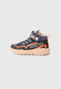 Baskets montantes avec un design bleu marine et orange, dotées d'une étiquette GORE-TEX, d'une semelle en caoutchouc texturée et d'une sangle Velcro.