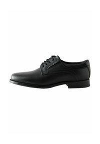 Chaussure habillée en cuir noir avec une finition lisse, bout arrondi et fermeture à lacets à cinq œillets. Présente une couture subtile le long des côtés.
