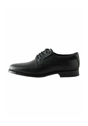 Zwarte lederen derby schoen met een gladde afwerking, ronde neus en vetersluiting met vijf oogjes. Heeft subtiele stiksels langs de zijkanten.