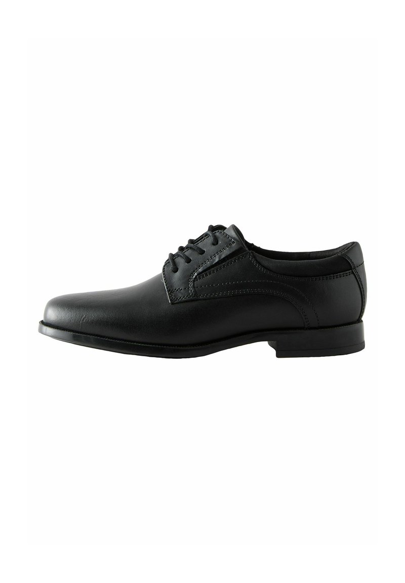 Chaussure habillée en cuir noir avec une finition lisse, bout arrondi et fermeture à lacets à cinq œillets. Présente une couture subtile le long des côtés.