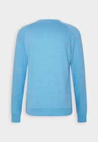 Sudadera azul claro con un patrón texturizado, puños y dobladillo acanalados, cuello redondo y mangas raglán. Sin logotipos ni acentos visibles.