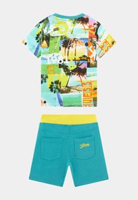 Completo per bambini composto da una maglietta grafica multicolore con disegni di palme e sole, abbinata a pantaloni corti turchesi con un elastico giallo.
