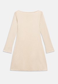 Μπεζ φόρεμα μακρύτερων μανικιών με διακριτική λάμψη και σχήμα μποτ. Διαθέτει Α-γραμμή κοπή και λεία υφή, σχεδιασμένο για να εφαρμόζει άψογα.