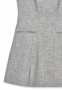 Tissu gris texturé avec deux poches fendues horizontales et des coutures ajustées sur une jupe ou une robe.