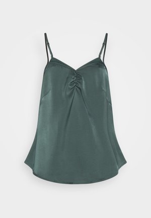 Camisole in satin verde scuro, con spalline regolabili, centro arricciato e silhouette fluente con orlo arrotondato.