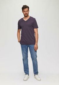 s.Oliver MET V-HALS EN SLUBSTRUCTUUR - T-Shirt basic - aubergine