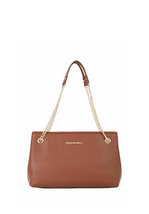 Sac fourre-tout en cuir marron avec des anses en chaîne dorée, présentant un design structuré et un détail de logo subtil à l'avant. Texture lisse partout.